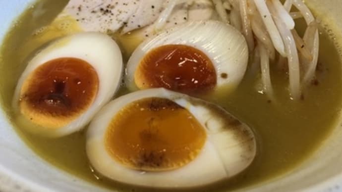 香りのある垂ｪ濃厚な鶏スープを飲みやすくしている、新宿御苑「匠１０４」