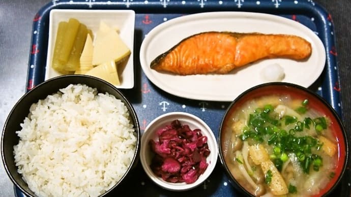 家で朝ご飯(福島県産天のつぶ、焼鮭(銀鮭)、タケノコとフキの煮物、白菜の白味噌汁、昆布しば漬け)(2021年4月16日)
