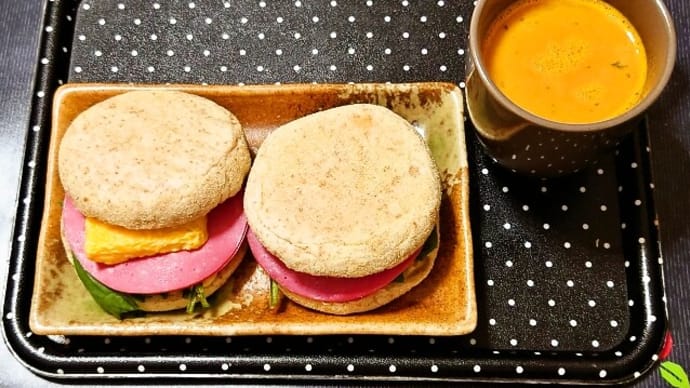家で朝ご飯（イングリッシュマフィンサンドに海老のビスク）（2022年10月2日）