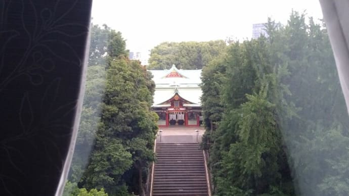 窓の外に日枝神社の空