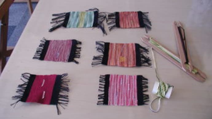 ⑦　美人５人娘の手織り体験、コースターの作品