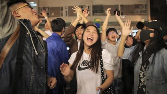 香港区議選、民主派が圧勝。初の過半数、親中派惨敗。デモへ強硬対応に「ノー」 / 「何が起ころうと香港は中国の一部」 区議選結果に中国王毅外相