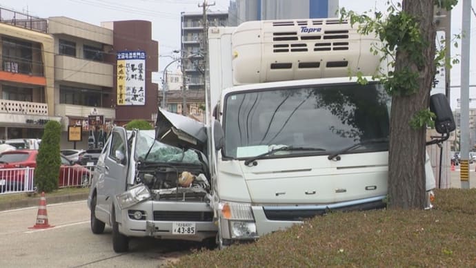 愛知で駐車中の小型トラック(ワイド車)にヴォケがライトバンで追突 トラックの運転手が挟まれて重体