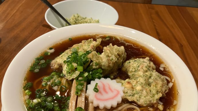 中心部まで熱々のとり天が3つものっている、下高井戸「おふろの中華そば」