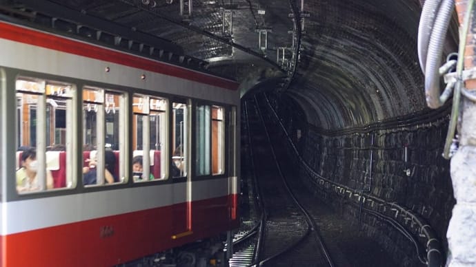 復活した箱根登山鉄道に乗りに(その4)塔ノ沢駅で電車を撮る。