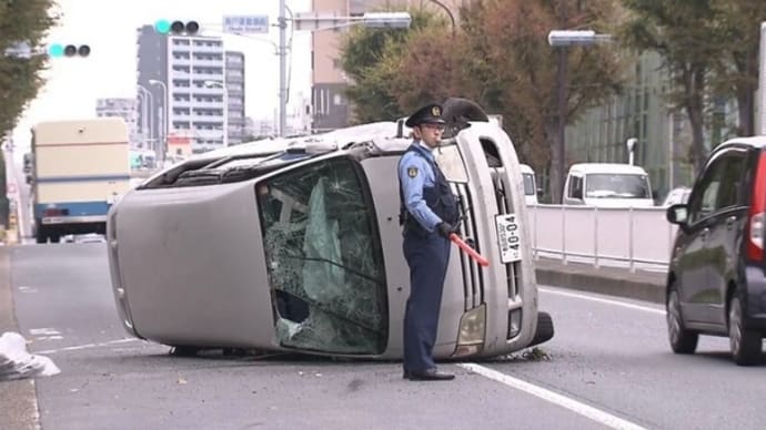 東京で塵芥屑がワゴン車でバス停に突っ込みやがる