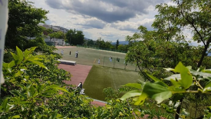 田植機の 農夫の上に