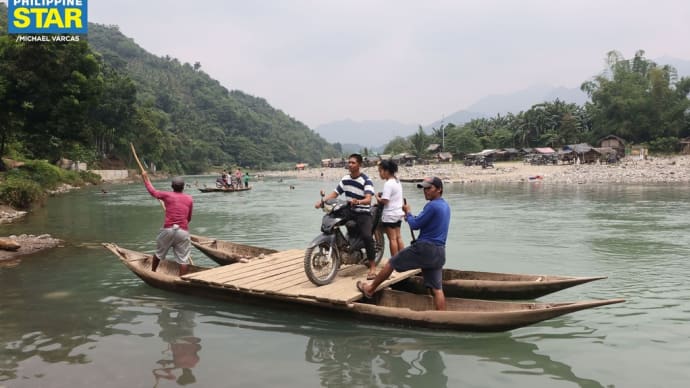フィリピンの田舎の川の渡し船