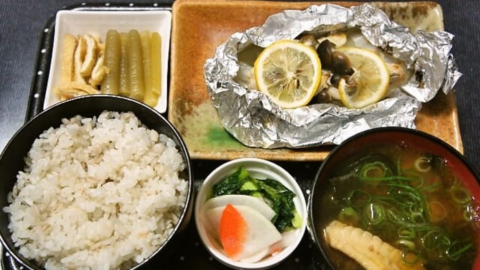 家で朝ご飯(押麦ご飯にサバフグのホイル焼き&あら汁、フキの煮物、浅漬け)(2021年3月17日)