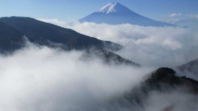本社ヶ丸から雲海に浮かぶ富士山