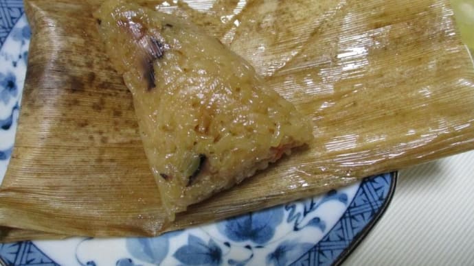 質素に少量-今日も元気----中華ちまき、味醂干し、肉ジャガ、焼芋、カレーうどん、キウイと苺、椎茸バター炒め