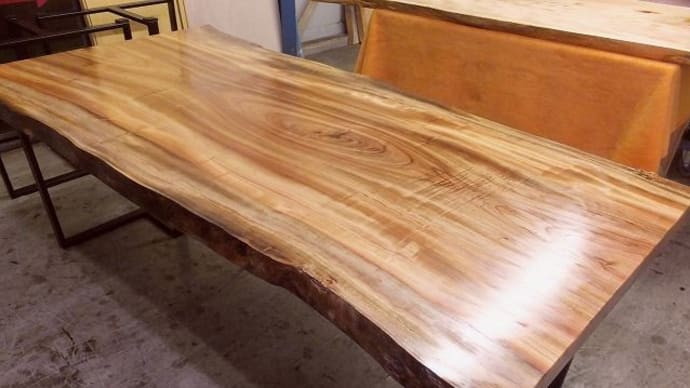 １２６８、クスノキの一枚板のオイル仕上げ作業。オイルを塗り重ねていくのも難しいのが湿度の高い今のような季節です。　一枚板と木の家具の専門店エムズファニチャーです。