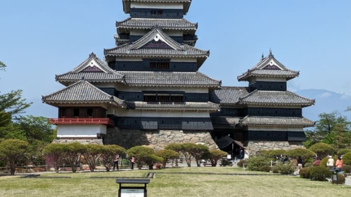 松本市美術館をバーガーではさむ