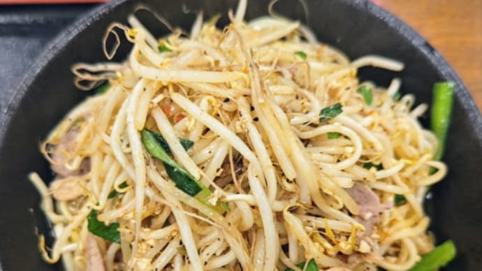 ボリュームたっぷりなスタミナもやしそば・・・さくら食堂(名護市営市場)