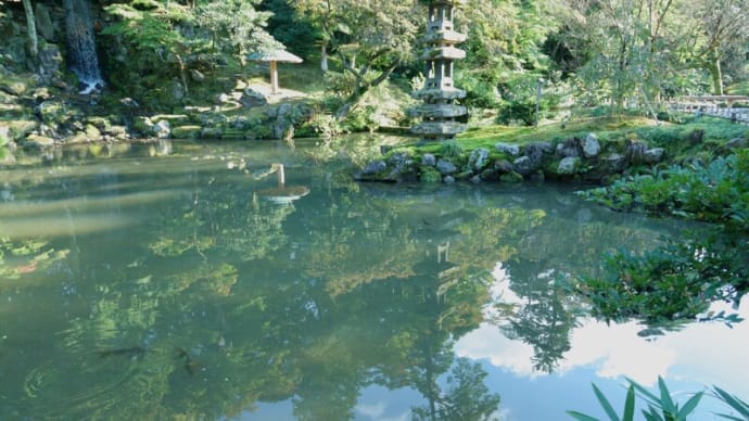 ●10月の兼六園(4) 瓢池 少しだけ紅葉の石川門