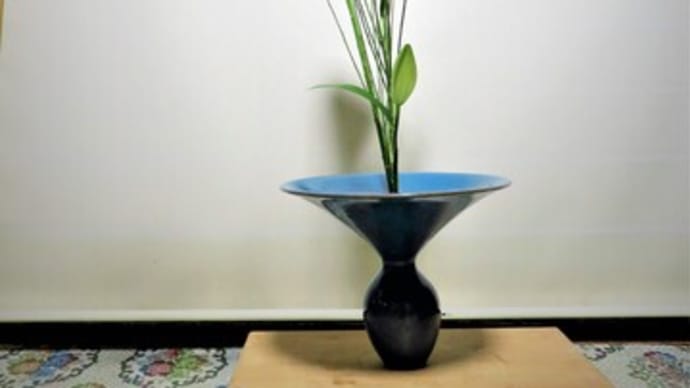 ユリのカサブランカにエニシダの線・・生花・新風体
