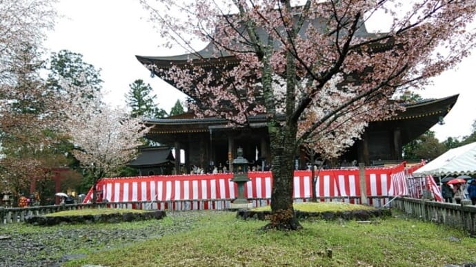 今年の吉野山は雨でした    〈金峯山寺〉