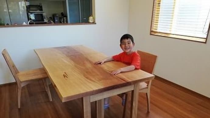 ４４１、ご家族みんなで集まるために、栃の一枚板テーブル大判を　お客様のお宅へお届け。 一枚板と木の家具の専門店エムズファニチャーです。