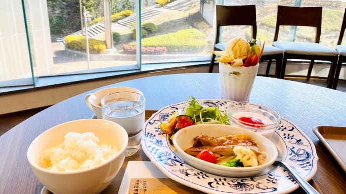 「カフェ•ラポール 中央図書館」でランチ!