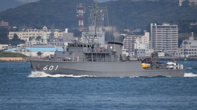 掃海艇ひらしま 関門海峡を航行姿