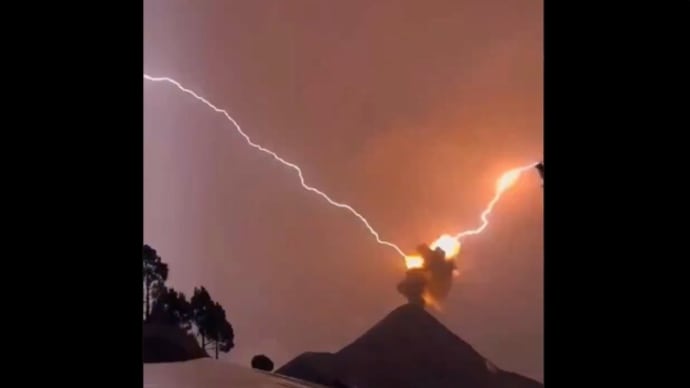 【地震・噴火フラグ】南米グアテマラのフエゴ火山で「噴火と落雷」