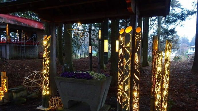 かがよふ灯り　水上の竹灯籠