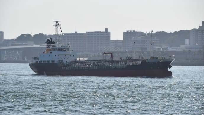 昭和日タン株式会社の内航船　黒油タンカー  第一宝吉丸 海峡航行姿