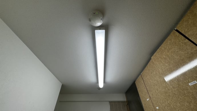 東京都小金井市　キッチン照明交換工事事例　直付け照明からローゼットタイプへ