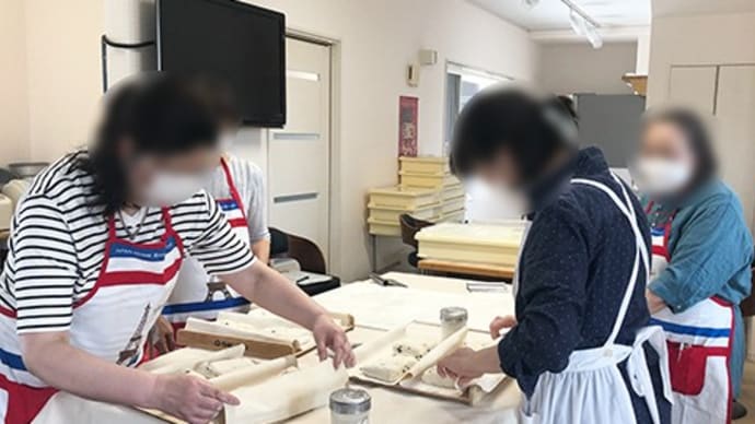 ブラックオリーブ入りのフランスパンとウィーン風ブリオッシュです。