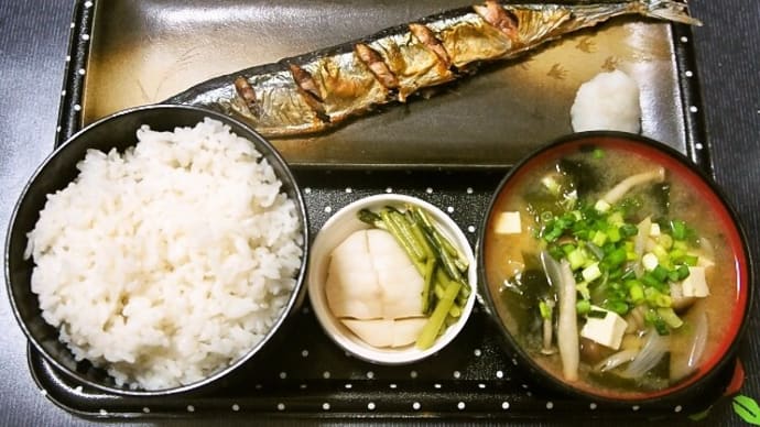 家で朝ご飯(千葉県産ふさおとめに秋刀魚の塩焼き、玉ねぎとしめじのみそ汁、かぶのぬか漬、納豆)(2021年8月26日)