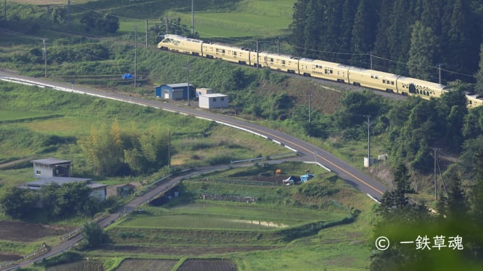 見下ろせば夏の棚田や四季島や