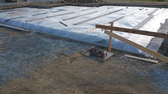 (仮称)暮らしのシーンに和モダンのエスプリが集う格子の家新築工事の現場、建物の基礎工事を始める段階で準備の途中、土地に対しての間取りレイアウトの設計デザインのカタチとサイズ見える状態に