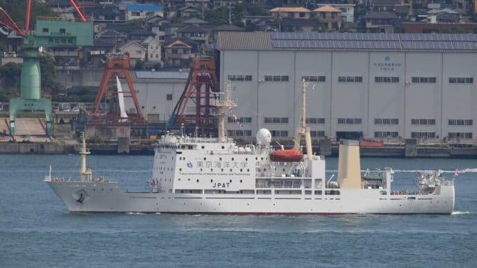 海峡を航行する海鷹丸・・東京海洋大学