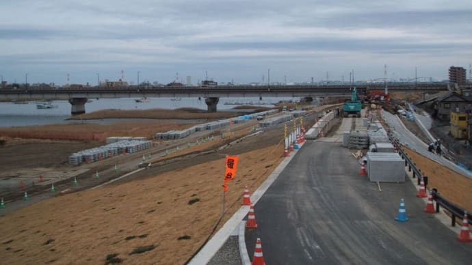 江戸川の堤防整備工事が続いている