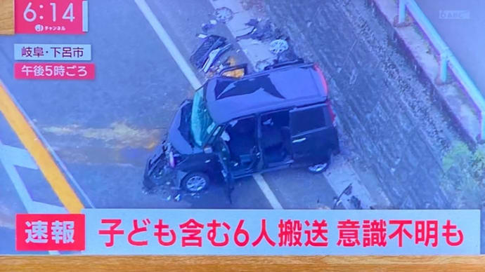 岐阜で小型乗用車２台が正面衝突