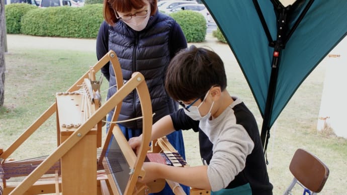 少年が手織体験に挑戦しました