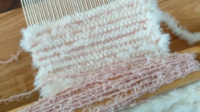 手織りマフラーブームの造形アート教室こどもパレット🎵🎵🎵

クロバーの卓上織り機で本格的に手織りに取り組んでいます！

