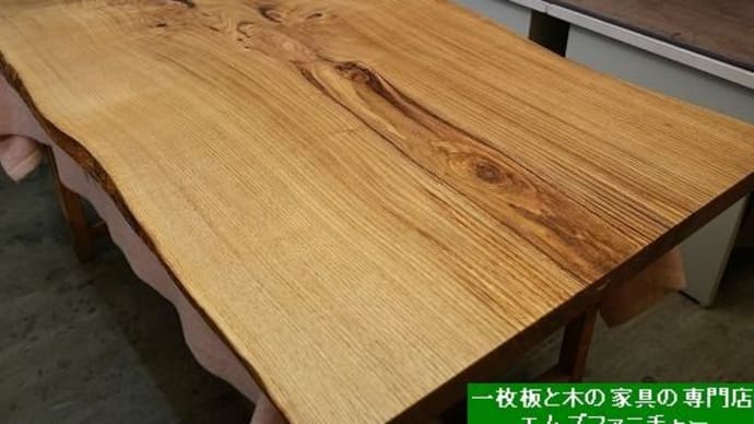 2351、大判の栗の一枚板をお届け前の準備の作業~仕上げです。木裏側から仕上げを。一枚板と木の家具の専門店エムズファニチャーです。