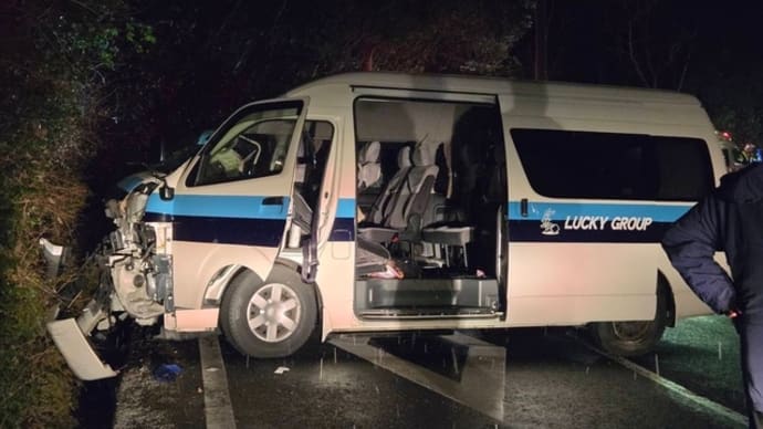長崎でジャンボタクシーが法面に衝突