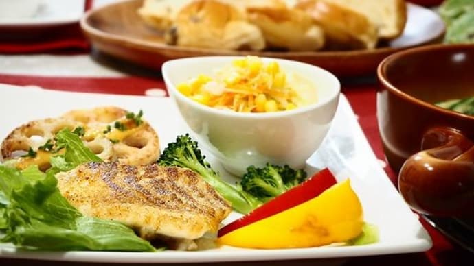 帆立てと青梗菜のカレークリームシチュー 白身魚のムニエルプレート うちごはんはマーシャもいっしょ