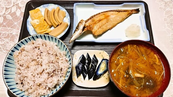 実家で朝ごはん(十六穀ごはんにカマスの開き、玉子焼き、筍の煮物、野菜とキノコのみそ汁、長茄子の浅漬)(2023年5月1日)