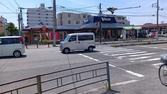 本日のランチはフォルクス針中野店で。シンプルランチA+サラダはバー+ランチドリンク。ランチドリンク１１０円引きと１０パーセント引きクーポン利用で。