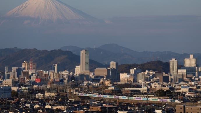 富士山とカラフルなディズニー新幹線