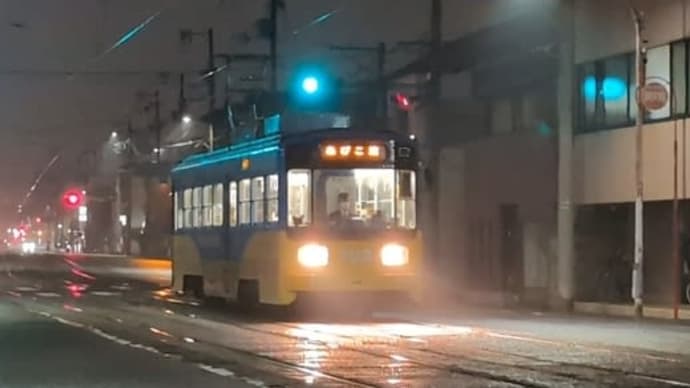 雨の中を走る路面電車♫
