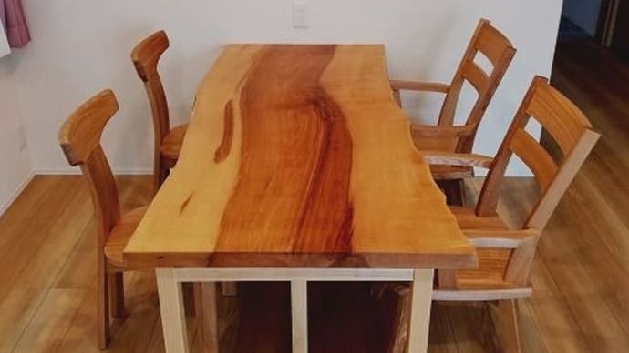 １２５３、【お客様のお宅へお届け】芯材の濃い色の栃の一枚板テーブルをお客様のお宅へお届け。一枚板と木の家具の専門店エムズファニチャーです。