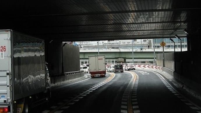 ビルの中を高速が貫通する！大阪の “珍” 光景