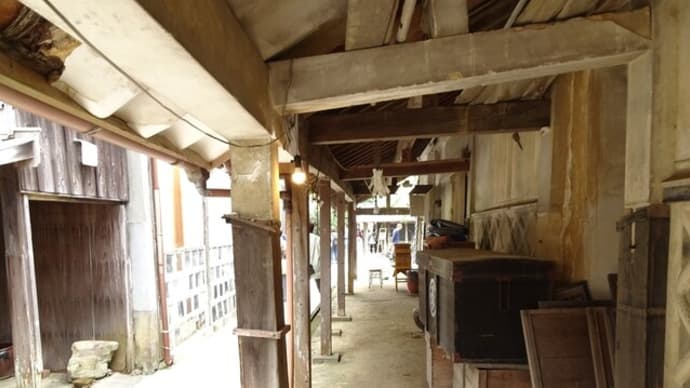 遠州横須賀街道 土壁の納屋は妖怪の”住家”