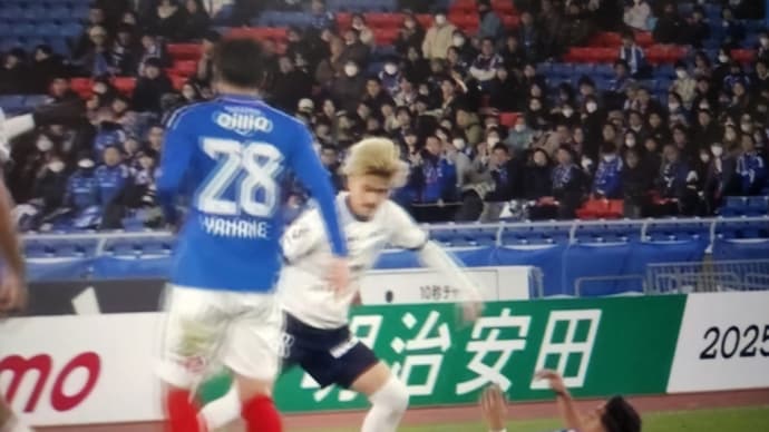 マリノスのヤンマテウスにイエロカード