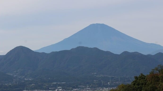 篠窪(しのくぼ)の隣町から見える富士山はいまだに真黒いまま 2024/10/31
