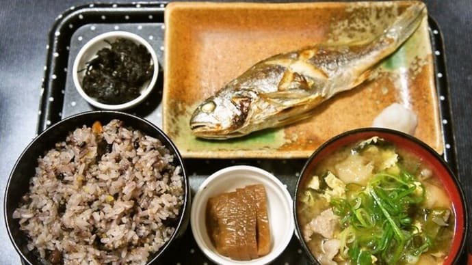 家で朝ご飯(十六穀ご飯にイシモチの塩焼き、葉唐辛子の佃煮、豚肉とニラと舞茸と玉子の味噌汁、鉄砲漬)(2022年5月24日)